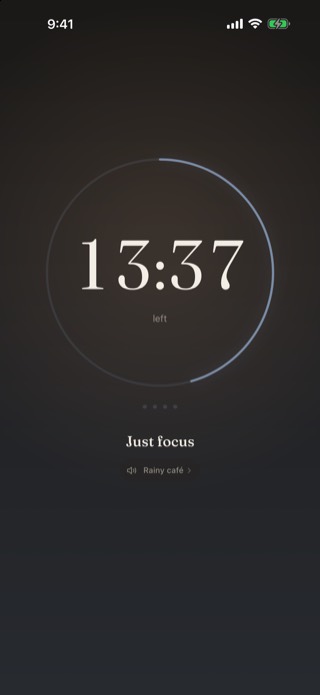 A focus session in dark mode: 15:40 left, with the Rainy café sound.